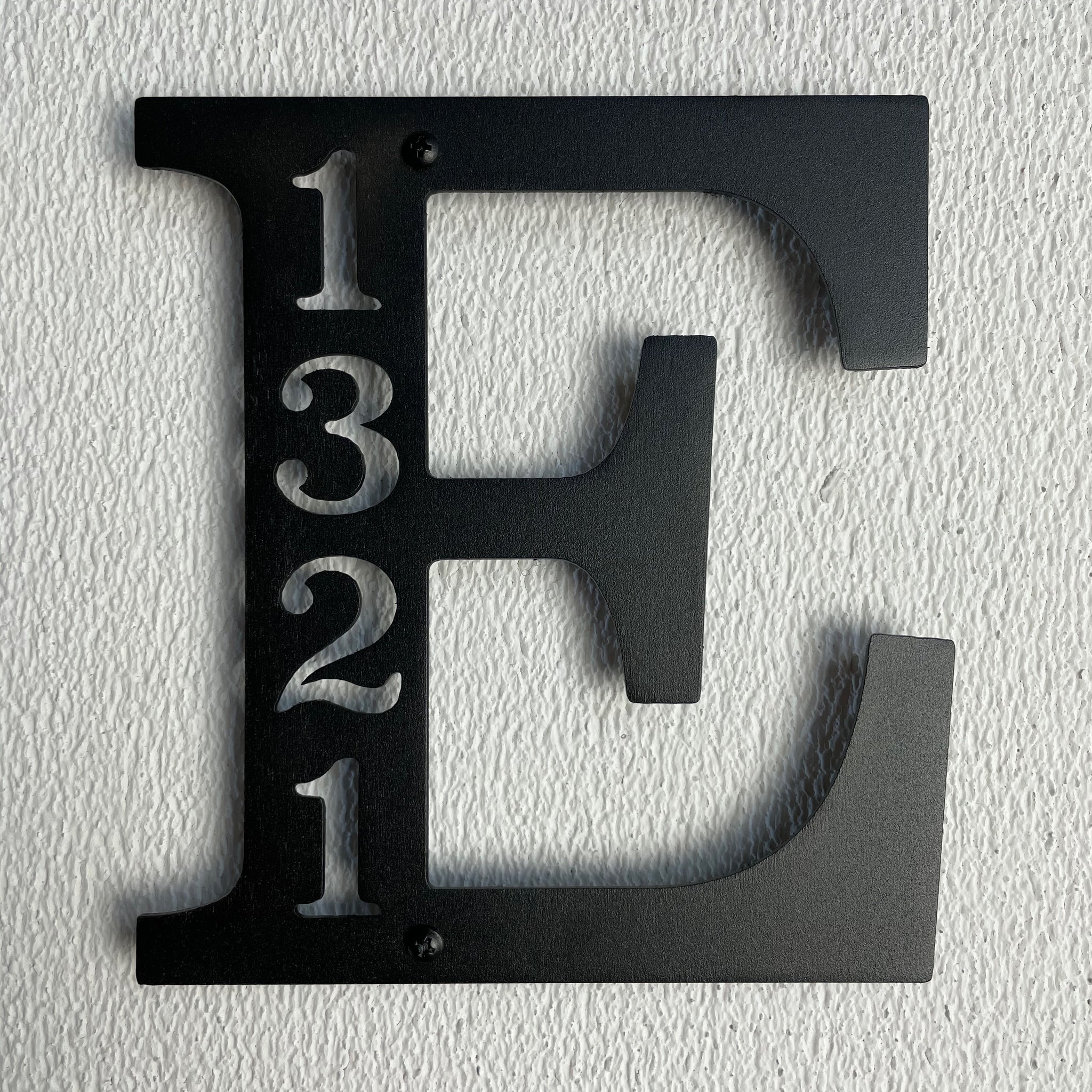 Traditioneller Buchstabe mit Hausnummer
