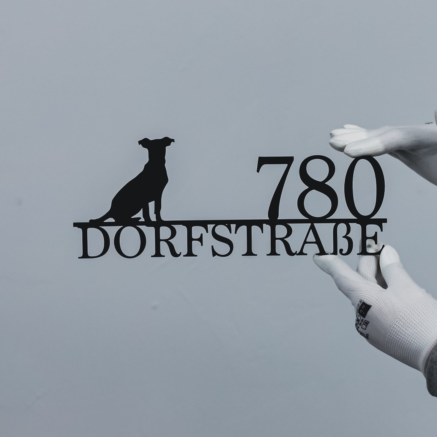 Straßenschild mit Hund