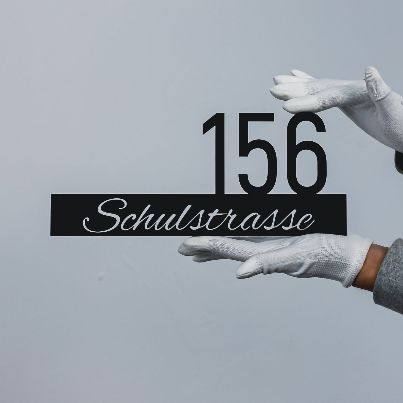 Geschwungener Name mit moderner Nummer