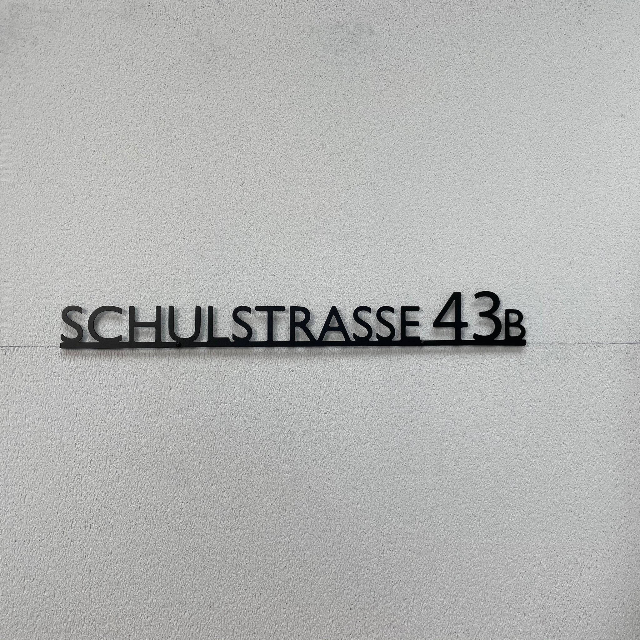 Modernes Straßenschild Gerade