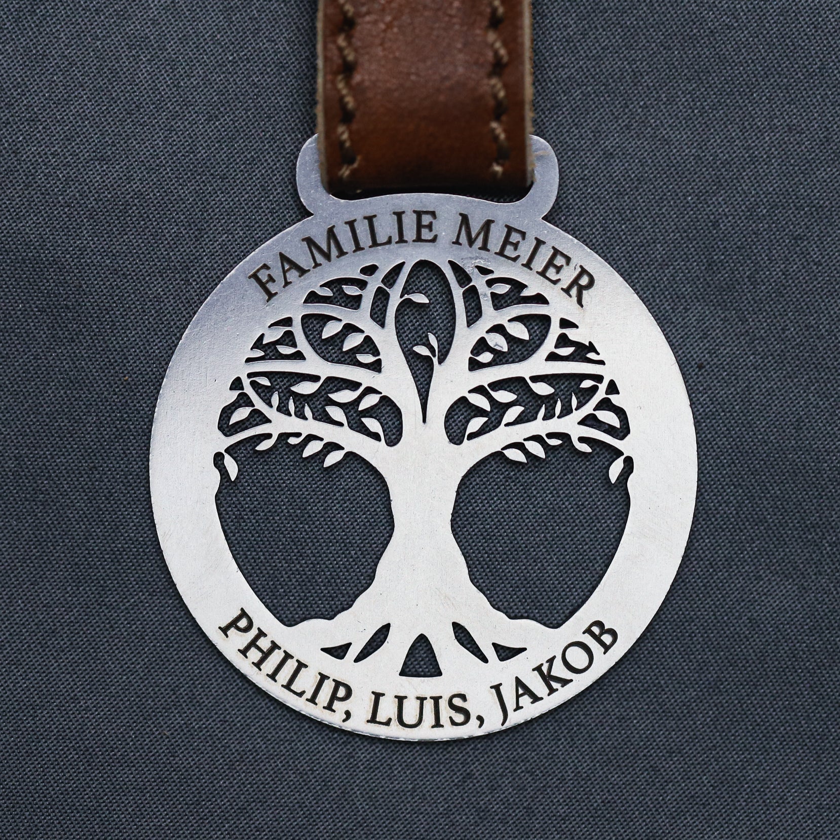 Steelmonks-Metallschild,Junger Baum. Baum Anhänger Wanddekoration erhältlich in verschiednen Größen und Farben.